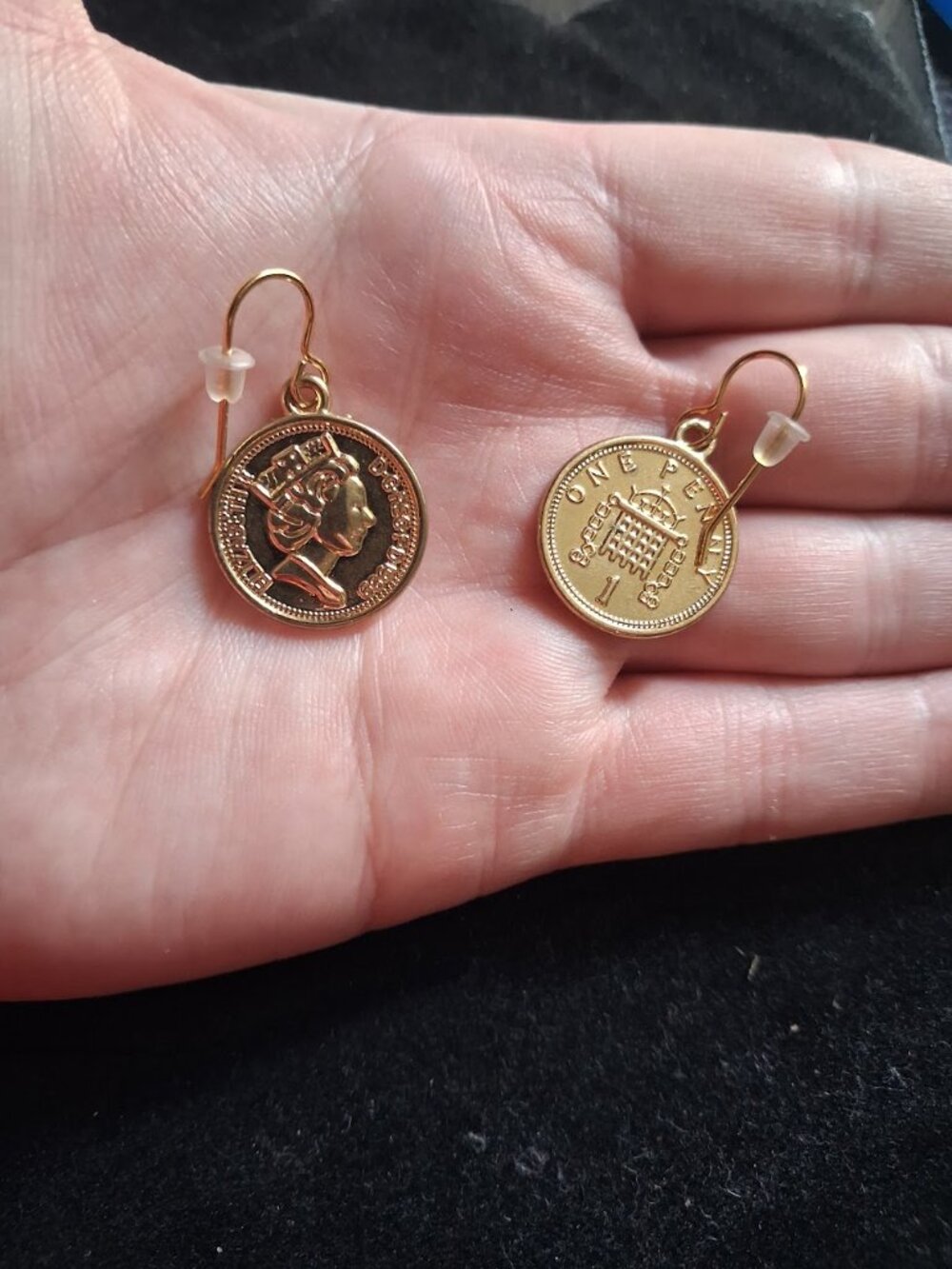 Unique Elizabeth II token dangle earrings - Picture 2 of 2